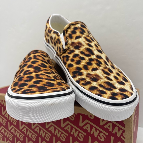 Vans WMNS Slip-On Shoes Classic
(Leopard print) Black/True white
VN0A5AO8316 - Picture 6 of 16